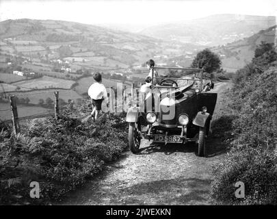 Journée de famille en Grande-Bretagne 1925 laisser refroidir le moteur de leur Morris Cowley Bullonez Banque D'Images