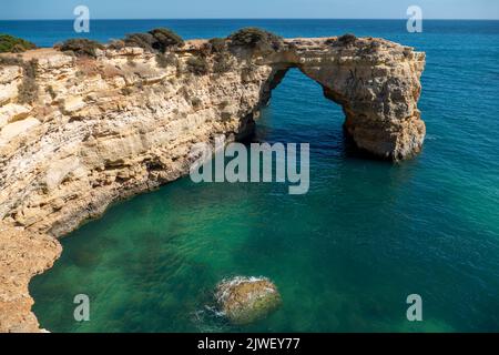 Arche naturelle d'Albandeira à marée basse. Point de repère à Lagoa, Algarve. Banque D'Images