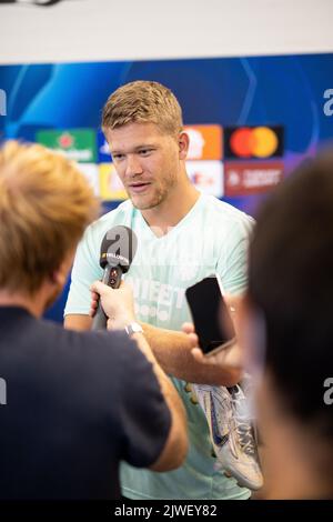 Dortmund, Allemagne. 05th septembre 2022. Andreas Cornelius du FC Copenhague est interrogé avant le match de l'UEFA Champions League entre Dortmund et le FC Copenhague au parc signal Iduna de Dortmund. (Crédit photo : Gonzales photo/Alamy Live News Banque D'Images