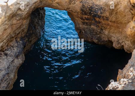 Arche naturelle d'Albandeira à marée basse. Point de repère à Lagoa, Algarve. Banque D'Images