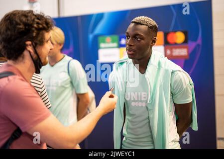 Dortmund, Allemagne. 05th septembre 2022. Mohamed Daramy du FC Copenhague est interrogé avant le match de l'UEFA Champions League entre Dortmund et le FC Copenhague au parc signal Iduna de Dortmund. (Crédit photo : Gonzales photo/Alamy Live News Banque D'Images