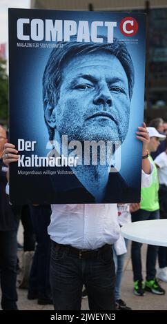 Leipzig, Allemagne. 05th septembre 2022. Jürgen Elsässer, attaché de presse, porte un écriteau avec une photo de Habeck, ministre de l'économie et du climat, et l'inscription « Kaltmacher » lors d'une manifestation contre la politique énergétique et sociale du gouvernement allemand sur Augustusplatz. Credit: Jan Woitas/dpa/Alay Live News Banque D'Images