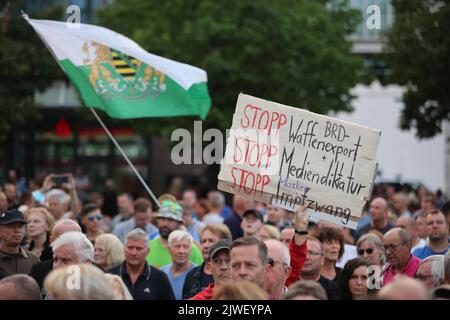 Leipzig, Allemagne. 05th septembre 2022. Les participants brandisent des drapeaux et brandisquent des pancartes, lisant « STOP FRG Arms export - Stop media dictature - Stop mask vaccine compulsion » lors d'une démonstration par les Saxons libres d'extrême-droite contre les politiques énergétiques et sociales du gouvernement allemand sur Augustusplatz. Credit: Jan Woitas/dpa/Alay Live News Banque D'Images