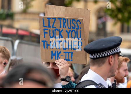 Plaque de protestation après la sélection du nouveau chef du parti conservateur et du nouveau Premier ministre Liz Truss London, Royaume-Uni. Message de Thatcher Banque D'Images