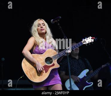 4 septembre 2022, Portsmouth, Virginie, Etats-Unis: MEGAN MORONEY apporte un peu de pays au Pavillon de la Banque de l'Union atlantique à Portsmouth, Virginie, le 4 septembre 2022. Photo.© Jeff Moore (Credit image: © Jeff Moore/ZUMA Press Wire) Banque D'Images