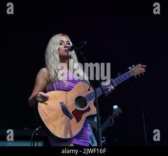 4 septembre 2022, Portsmouth, Virginie, Etats-Unis: MEGAN MORONEY apporte un peu de pays au Pavillon de la Banque de l'Union atlantique à Portsmouth, Virginie, le 4 septembre 2022. Photo.© Jeff Moore (Credit image: © Jeff Moore/ZUMA Press Wire) Banque D'Images