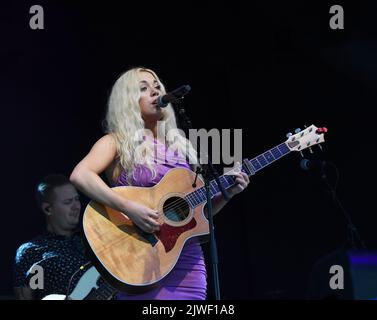 4 septembre 2022, Portsmouth, Virginie, Etats-Unis: MEGAN MORONEY apporte un peu de pays au Pavillon de la Banque de l'Union atlantique à Portsmouth, Virginie, le 4 septembre 2022. Photo.© Jeff Moore (Credit image: © Jeff Moore/ZUMA Press Wire) Banque D'Images