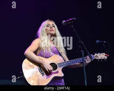 4 septembre 2022, Portsmouth, Virginie, Etats-Unis: MEGAN MORONEY apporte un peu de pays au Pavillon de la Banque de l'Union atlantique à Portsmouth, Virginie, le 4 septembre 2022. Photo.© Jeff Moore (Credit image: © Jeff Moore/ZUMA Press Wire) Banque D'Images