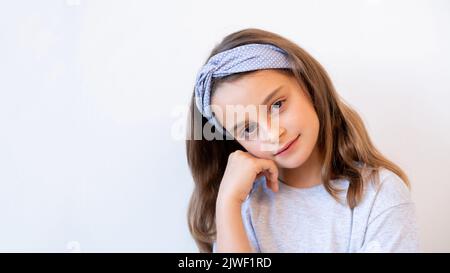 enfant portrait publicité arrière-plan fille pensive Banque D'Images