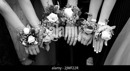 Filles avec fleurs de fleur en relief pour robes de prom belle Banque D'Images