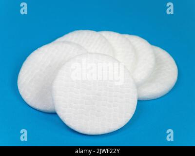 Cotton pads isolated against blue background Banque D'Images