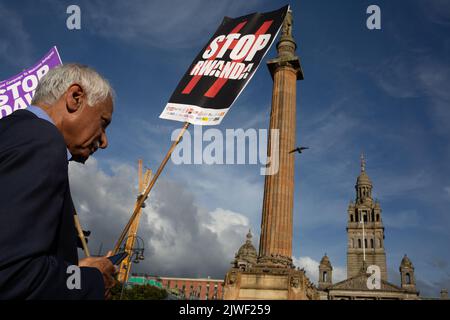 Glasgow, Écosse, 5 septembre 2022. Le rassemblement de Stop Rwanda, contre les expulsions de demandeurs d'asile et de réfugiés vers le Rwanda dans le cadre de nouvelles politiques du gouvernement conservateur, a lieu à George Square, à Glasgow, en Écosse, le 5 septembre 2022. Crédit photo : Jeremy Sutton-Hibbert/Alay Live News Banque D'Images