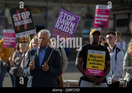 Glasgow, Écosse, 5 septembre 2022. Le rassemblement de Stop Rwanda, contre les expulsions de demandeurs d'asile et de réfugiés vers le Rwanda dans le cadre de nouvelles politiques du gouvernement conservateur, a lieu à George Square, à Glasgow, en Écosse, le 5 septembre 2022. Crédit photo : Jeremy Sutton-Hibbert/Alay Live News Banque D'Images