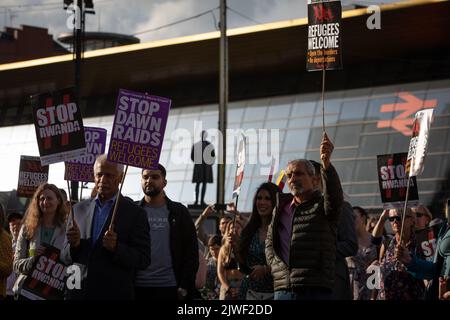 Glasgow, Écosse, 5 septembre 2022. Le rassemblement de Stop Rwanda, contre les expulsions de demandeurs d'asile et de réfugiés vers le Rwanda dans le cadre de nouvelles politiques du gouvernement conservateur, a lieu à George Square, à Glasgow, en Écosse, le 5 septembre 2022. Crédit photo : Jeremy Sutton-Hibbert/Alay Live News Banque D'Images