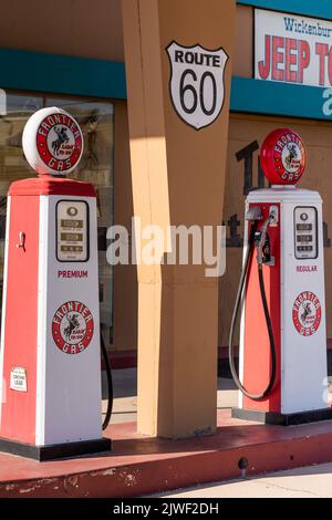 Anciennes pompes à essence Frontier Gas à Wickenburg, Arizona. Banque D'Images