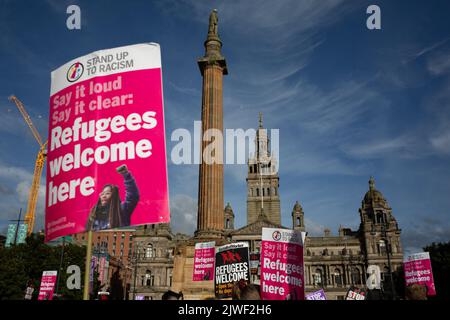 Glasgow, Écosse, 5 septembre 2022. Le rassemblement de Stop Rwanda, contre les expulsions de demandeurs d'asile et de réfugiés vers le Rwanda dans le cadre de nouvelles politiques du gouvernement conservateur, a lieu à George Square, à Glasgow, en Écosse, le 5 septembre 2022. Crédit photo : Jeremy Sutton-Hibbert/Alay Live News Banque D'Images