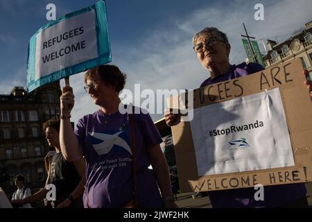 Glasgow, Écosse, 5 septembre 2022. Le rassemblement de Stop Rwanda, contre les expulsions de demandeurs d'asile et de réfugiés vers le Rwanda dans le cadre de nouvelles politiques du gouvernement conservateur, a lieu à George Square, à Glasgow, en Écosse, le 5 septembre 2022. Crédit photo : Jeremy Sutton-Hibbert/Alay Live News Banque D'Images