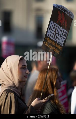 Glasgow, Écosse, 5 septembre 2022. Le rassemblement de Stop Rwanda, contre les expulsions de demandeurs d'asile et de réfugiés vers le Rwanda dans le cadre de nouvelles politiques du gouvernement conservateur, a lieu à George Square, à Glasgow, en Écosse, le 5 septembre 2022. Crédit photo : Jeremy Sutton-Hibbert/Alay Live News Banque D'Images