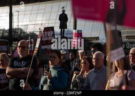 Glasgow, Écosse, 5 septembre 2022. Le rassemblement de Stop Rwanda, contre les expulsions de demandeurs d'asile et de réfugiés vers le Rwanda dans le cadre de nouvelles politiques du gouvernement conservateur, a lieu à George Square, à Glasgow, en Écosse, le 5 septembre 2022. Crédit photo : Jeremy Sutton-Hibbert/Alay Live News Banque D'Images