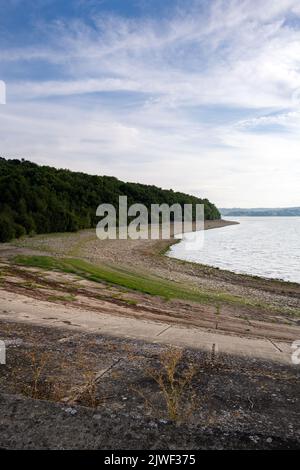 Niveau d'eau faible à l'été 2022 dans le réservoir du barrage de Bewl Water, East Sussex, Angleterre Banque D'Images