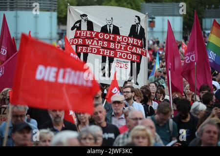 Leipzig, Allemagne. 05th septembre 2022. De nombreuses personnes participent à une manifestation de gauche contre la politique énergétique et sociale du gouvernement allemand sur Augustusplatz, en tenant un écriteau qui indique : « Tay a obtenu de l'argent pour les guerres mais ne peut nourrir les pauvres ». Credit: Jan Woitas/dpa/Alay Live News Banque D'Images