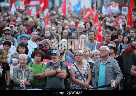 Leipzig, Allemagne. 05th septembre 2022. De nombreuses personnes participent à une manifestation de gauche contre les politiques énergétiques et sociales du gouvernement fédéral sur Augustusplatz. Credit: Jan Woitas/dpa/Alay Live News Banque D'Images