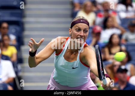 NEW YORK, NY - SEPTEMBRE 5 : Petra Kvitova, la graine numéro 21 lors de son quatrième tour contre Jessica Pegula des États-Unis au Centre national de tennis de l'USTA Billie Jean King sur 5 septembre 2022 à New York. Pegula a remporté le match en jeux droits. ( Credit: Adam Stoltman / Alamy Live News Banque D'Images