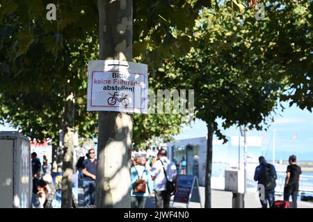 Panneau sur arbre dans le port de Constance sur le lac de Constance en Allemagne. Banque D'Images