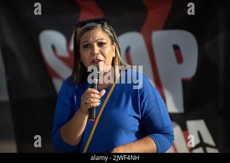 Glasgow, Écosse, 5 septembre 2022. Kaukab Stewart, membre du Parlement écossais du Parti national écossais, parle St un rassemblement Stop Rwanda, contre les expulsions de demandeurs d'asile et de réfugiés au Rwanda dans le cadre de nouvelles politiques du gouvernement conservateur, a lieu à George Square, à Glasgow, en Écosse, du 5 au 22 septembre 2022. Banque D'Images