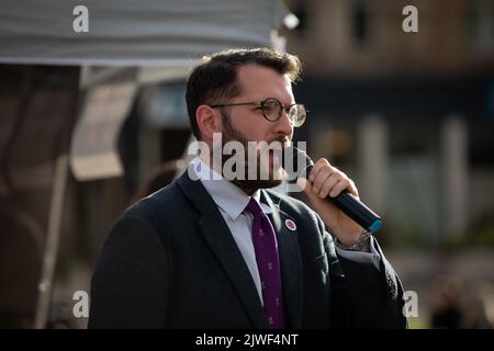 Glasgow, Écosse, 5 septembre 2022. Paul Sweeney, député écossais du Parti travailliste écossais, s'exprime lors d'un rassemblement Stop Rwanda, contre les expulsions de demandeurs d'asile et de réfugiés au Rwanda dans le cadre des nouvelles politiques du gouvernement conservateur, qui a lieu à George Square, à Glasgow, en Écosse, le 5 septembre 2022. Banque D'Images