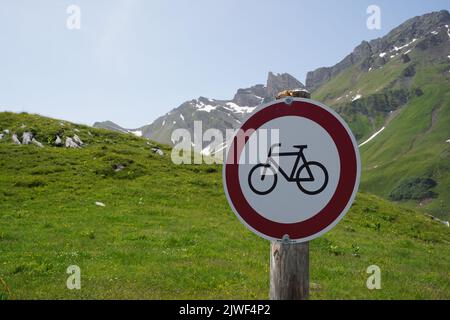 Panneau de signalisation pas de vélos fixés sur un poteau en bois. Banque D'Images