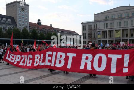 Leipzig, Allemagne. 05th septembre 2022. Les participants d'une manifestation de gauche ont une bannière avec l'inscription « Leipzig reste rouge » sur l'Augustusplatz Credit: Jan Woitas/dpa/Alay Live News Banque D'Images