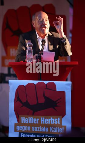 Leipzig, Allemagne. 05th septembre 2022. Gregor Gysi parle lors d'une manifestation de gauche contre les politiques énergétiques et sociales du gouvernement fédéral sur Augustusplatz sous le slogan 'automne chaud - contre la froideur sociale! Credit: Jan Woitas/dpa/Alay Live News Banque D'Images