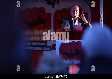 Leipzig, Allemagne. 05th septembre 2022. Gregor Gysi parle lors d'une manifestation de gauche contre les politiques énergétiques et sociales du gouvernement fédéral sur Augustusplatz sous le slogan 'automne chaud - contre la froideur sociale! Credit: Jan Woitas/dpa/Alay Live News Banque D'Images