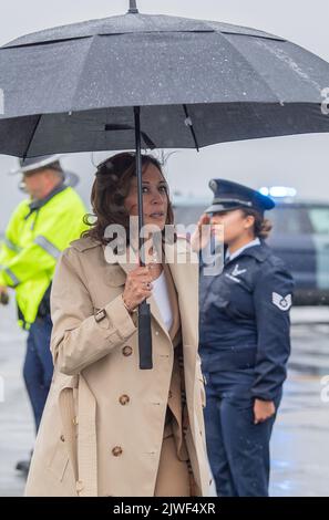 Boston, États-Unis. 05th septembre 2022. Le vice-président américain Kamala Harris quitte l'aéroport international Logan de Boston après avoir assisté au petit-déjeuner annuel du Conseil du travail du Grand Boston lundi, 5 septembre 2022. Photo par Amanda Sabga/UPI crédit: UPI/Alamy Live News Banque D'Images