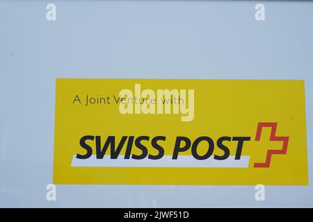 Logo de la poste suisse sur fond jaune avec un contour de croix rouge. Banque D'Images