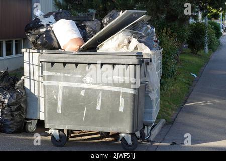 Un groupe de conteneurs de déchets sur roues. Banque D'Images