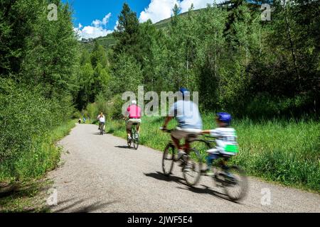 Les cyclistes sur piste de Rio Grande, Aspen, Colorado USA Banque D'Images