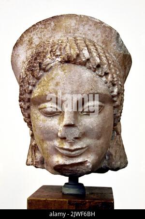 Kore, marbre de Parian , a trouvé sanctuaire de Ptoan, Apollon à Boeotia, Musée archéologique national d'Athènes. Tête , Portrait, Banque D'Images