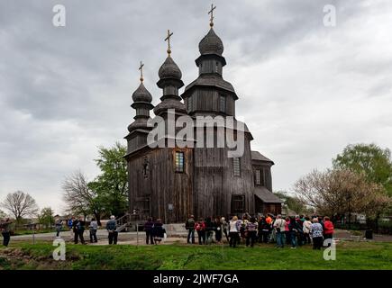 Touristes autour de l'église Saint-Georges à Sedniv, Ukraine Banque D'Images