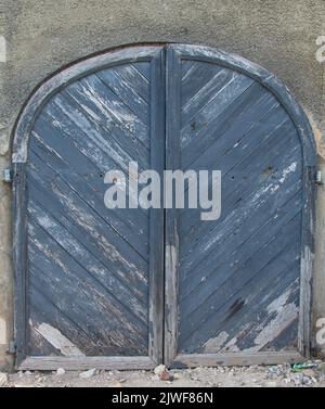 ancienne porte; ancienne entrée un mur; vieille porte dans un bâtiment; porte en bois sur un armurerie marron; entrée de texture grise dans une ancienne maison coloniale; porte en métal Banque D'Images