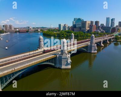 La ligne rouge MBTA sur le pont de Longfellow traverse la rivière Charles, avec le quartier financier de Boston, l'horizon moderne de la ville à l'arrière, dans le centre-ville de Boston, Massa Banque D'Images