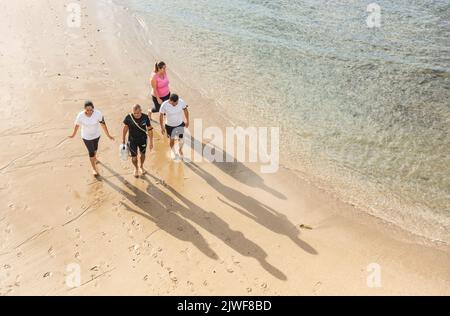 Vue drone de gens marchant le long de la plage en Espagne Banque D'Images