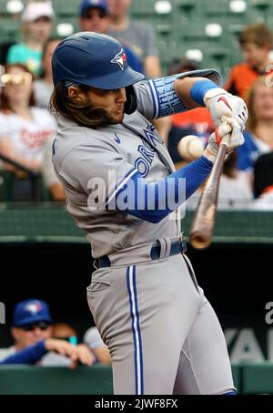 Baltimore, États-Unis. 05th septembre 2022. BALTIMORE, MD - SEPTEMBRE 05 : le court-arrêt des Blue Jays de Toronto Bo Bichette (11) rejoue le ballon lors d'un match de MLB entre les Orioles de Baltimore et les Blue Jays de Toronto sur 05 septembre 2022, au parc Orioles à Camden yards, à Baltimore, Maryland. (Photo de Tony Quinn/SipaUSA) crédit: SIPA USA/Alay Live News Banque D'Images