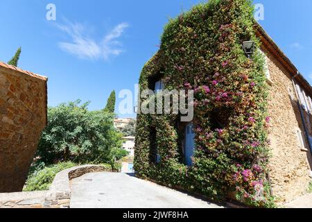 La vue du beau village dans le sud de la France, Bormes les mimosa village. Banque D'Images