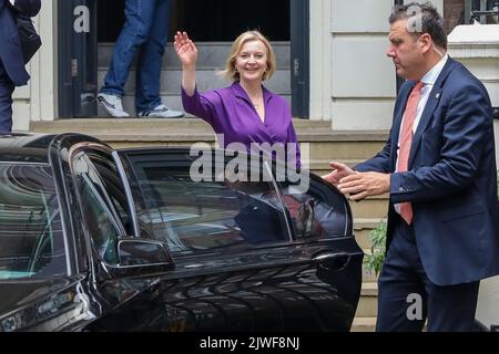 Londres, Royaume-Uni, 05/09/2022, Liz Truss quitte le QG Tory à Westminster après sa victoire dans la course à la direction conservatrice contre Rishi Sunak à Londres le 5th septembre 2022 Banque D'Images