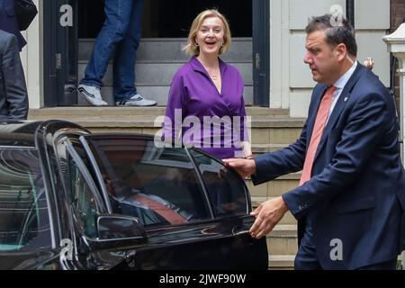 Londres, Royaume-Uni, 05/09/2022 Liz Truss quitte le QG Tory à Westminster après sa victoire dans la course à la direction conservatrice contre Rishi Sunak à Londres le 5th septembre 2022 Banque D'Images