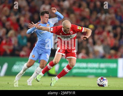 Middlesbrough, Royaume-Uni. 5th septembre 2022. Patrick Roberts, de Sunderland, défie Matthew Clarke, de Middlesbrough lors du match du championnat Sky Bet au stade Riverside, à Middlesbrough. Crédit photo à lire: Lexy Ilsley/Sportimage crédit: Sportimage/Alamy Live News Banque D'Images