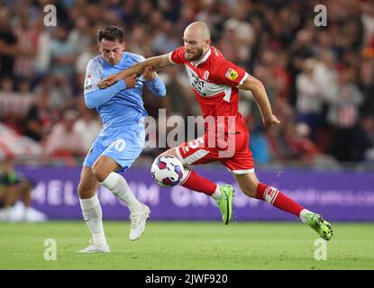 Middlesbrough, Royaume-Uni. 5th septembre 2022. Patrick Roberts, de Sunderland, défie Matthew Clarke, de Middlesbrough lors du match du championnat Sky Bet au stade Riverside, à Middlesbrough. Crédit photo à lire: Lexy Ilsley/Sportimage crédit: Sportimage/Alamy Live News Banque D'Images