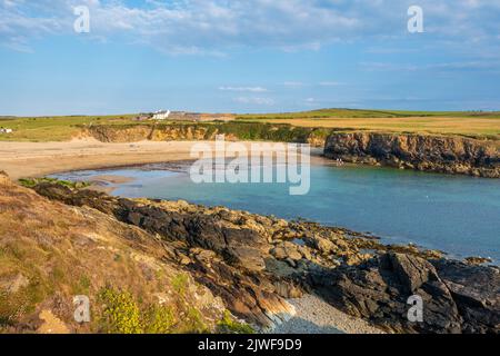 Cable Bay / Porth Trecastell Beach sur Anglesey, au nord du pays de Galles Banque D'Images